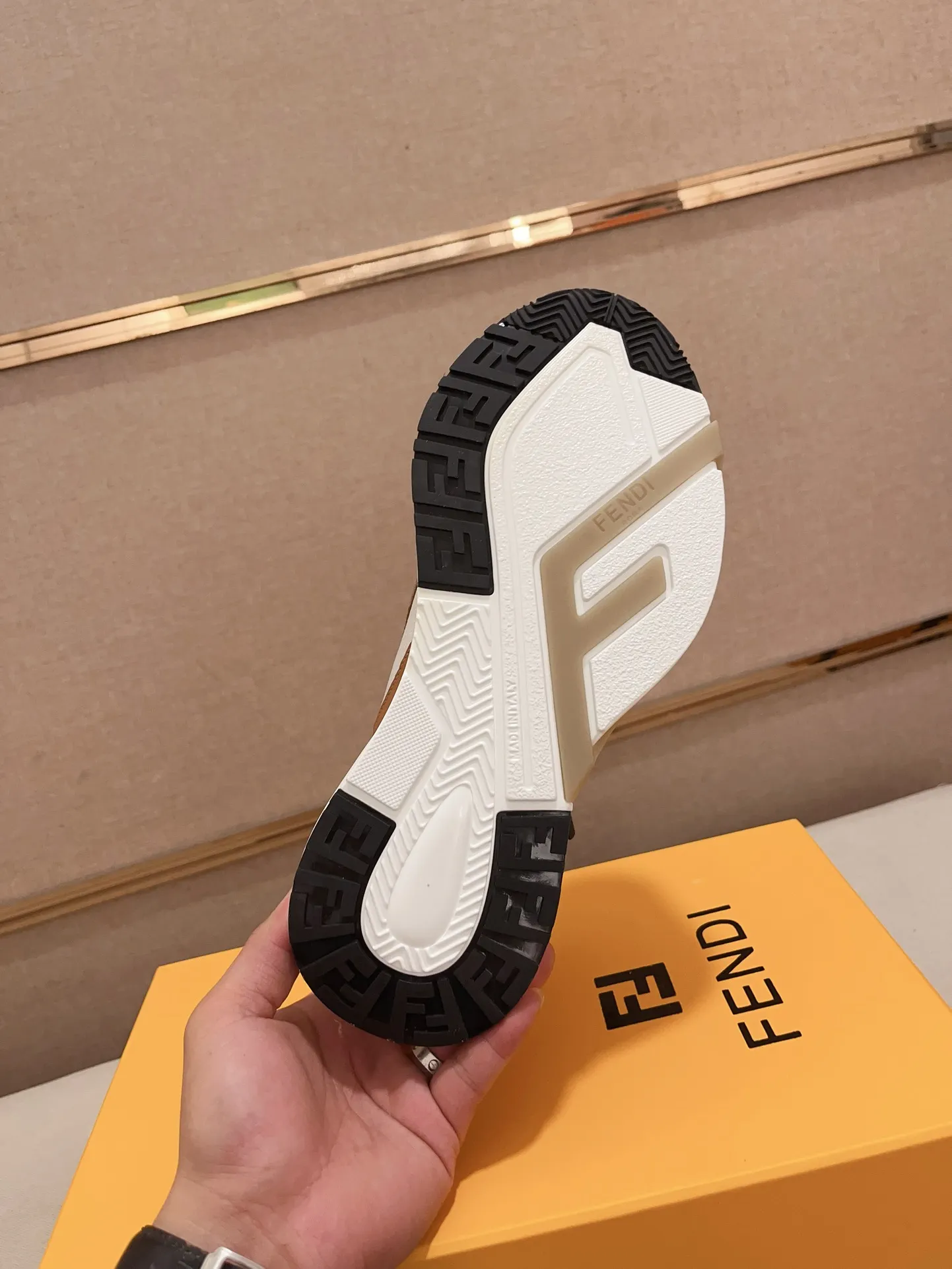 Men's shoes💰: 540💰(Higher version) [Fendi] Fendi's latest casual shoes for men! Available at counters simultaneously! A one-to-one replica of the original. Made entirely of imported top-grain calfskin, the interior is made of top-grain water-dyed cowhide, and the original factory-supplied rubber outsole. Leading new fashion concepts. Matching code: 38-44. 45 can be customized and non-returnable!